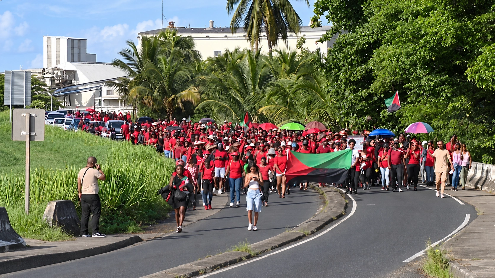 Antilles : la colère sociale se transforme en crise politique